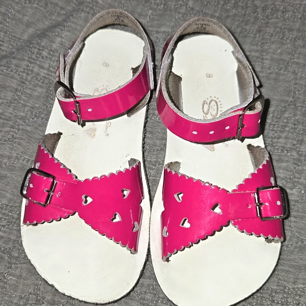 Toddler girl pink sandles, non smoking home. Really cute 😍